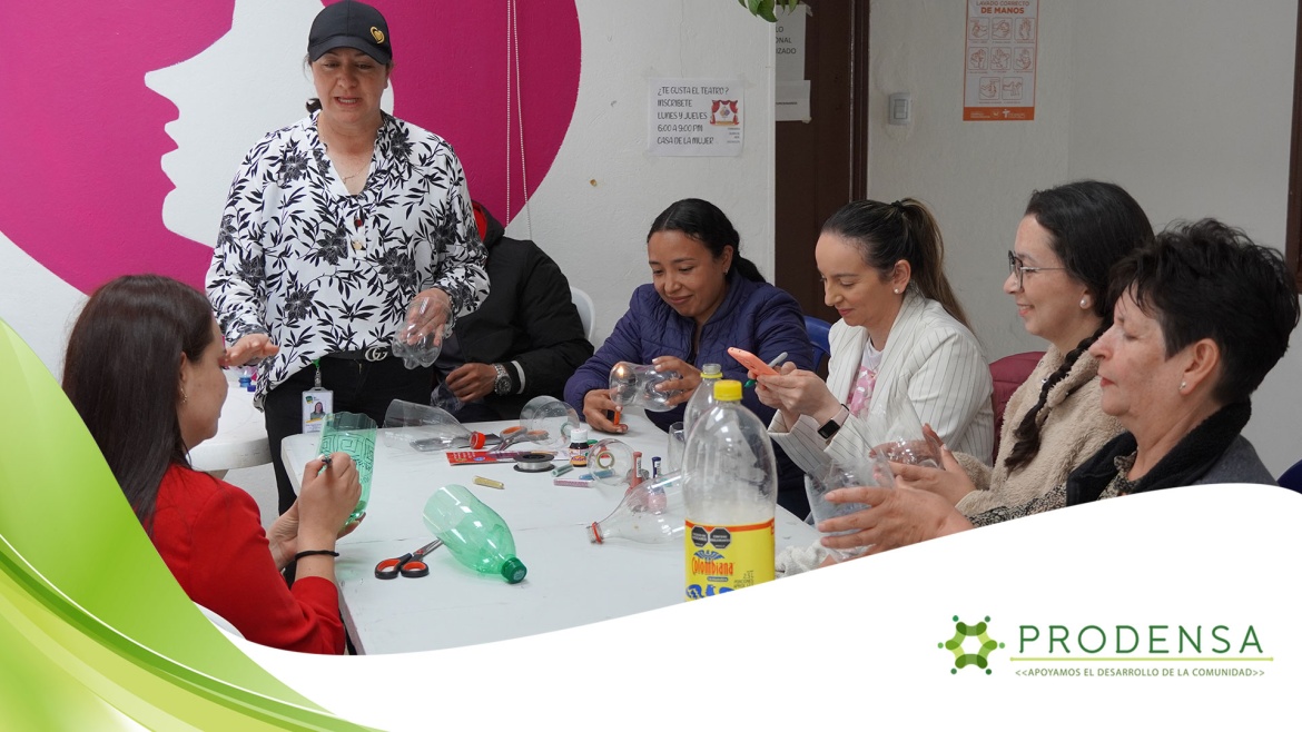 Taller de arte en reciclaje en la Casa Social de la Mujer de Tocancipá